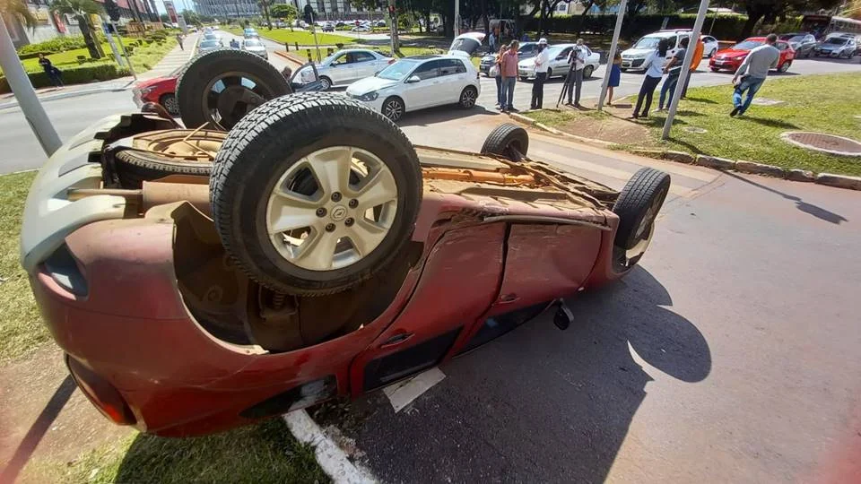 Danos causados em veículo que capotou Danos causados em veículo que capotou