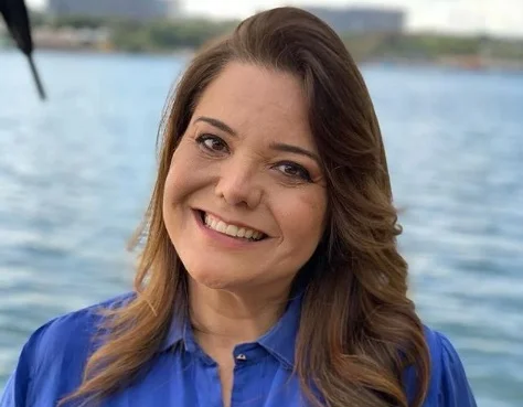 mulher em frente ao lago paranoá