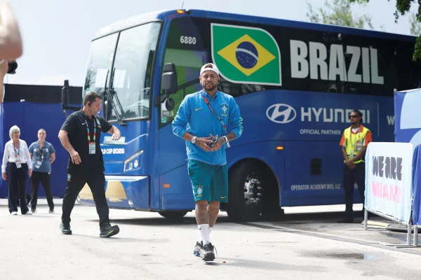 Copa: Seleção Brasileira chega ao estádio para duelo contra a Escócia