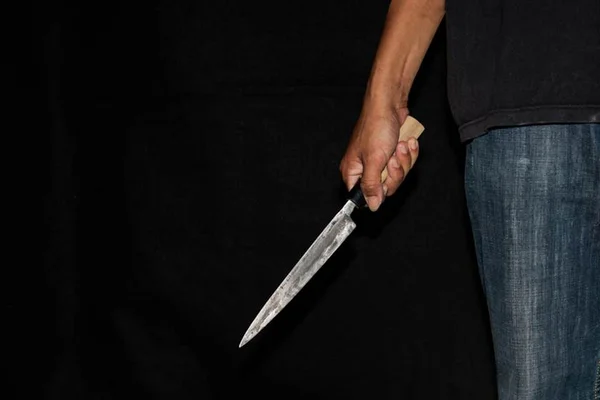 Homem deixa o hospital após ser esfaqueado e é esfaqueado de novo