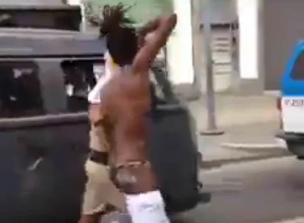 Homem com “Fora Temer” nas nádegas protesta com a Tocha Olímpica