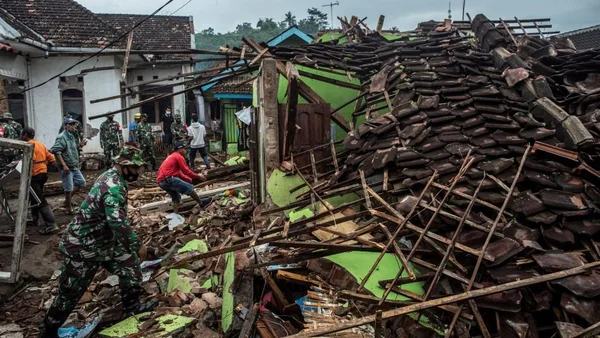destroços de casa que desabou em terremoto na indonésia - metrópoles