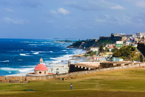 Foto colorida de um ponto turístico de Porto Rico - Metrópoles