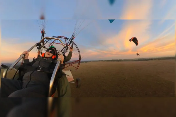 Idosa de 91 anos voa de paramotor