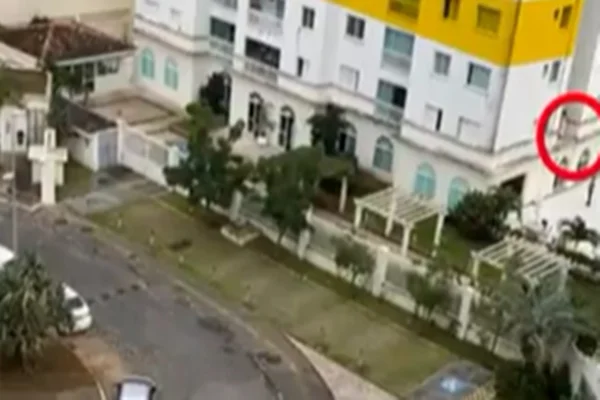 Vídeo mostra babá entre apartamentos após pular para fugir da patroa