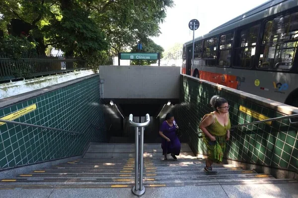 Saidinha de metrô: passageiros relatam rotina de assaltos em estações