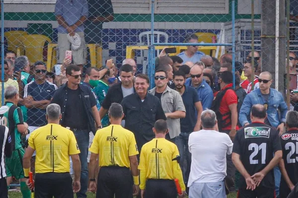 Sem agenda oficial, Bolsonaro assiste a jogo de futebol em Brasília