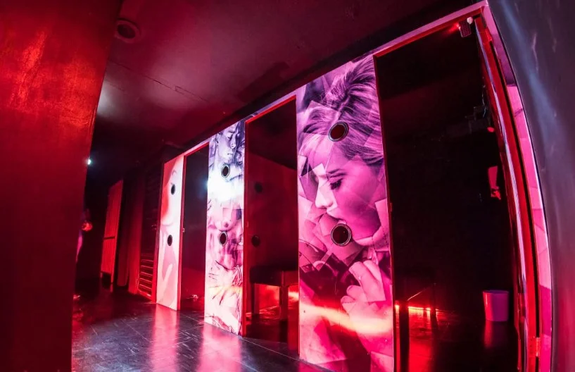 O local conta com glory holes O local conta com glory holes