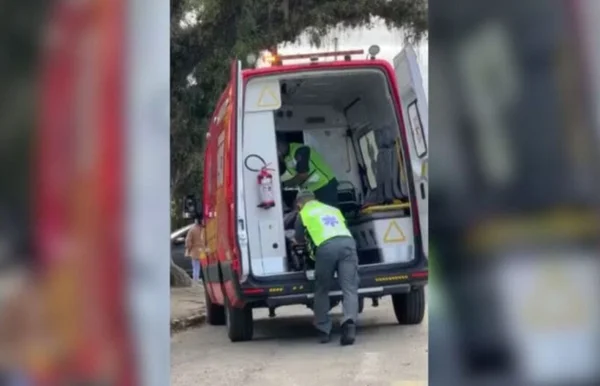 Socorristas em ambulância - Metrópoles