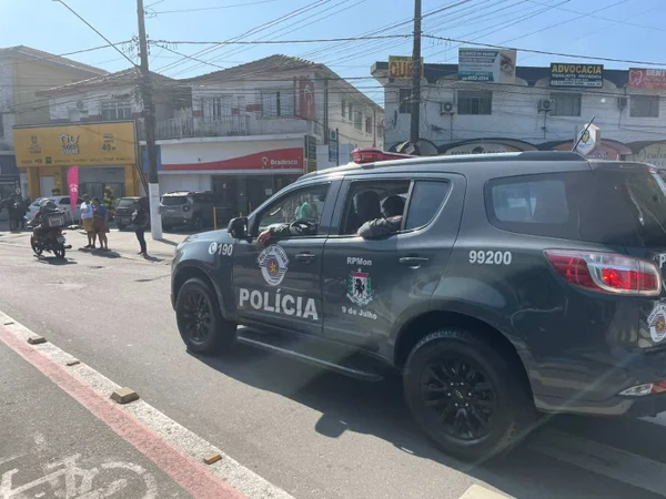 Imagem colorida de viatura da Polícia Militar (PM) circulando no Guarujá - metrópoles