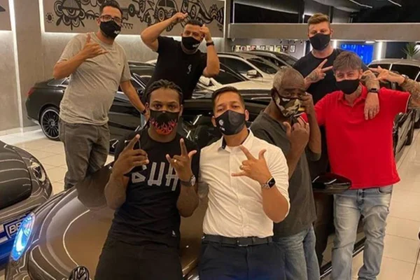 MC Kekel dá carro de presente para o pai