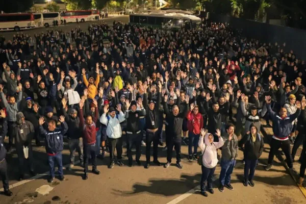 Imagem de sindicalistas que aprovaram proposta de reajuste salarial de 7% da Mercedes-Benz - Metrópoles