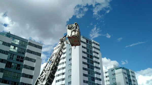 Bombeiros resgatam mulher que ficou presa em andaime no 15° andar de prédio em Águas Claras