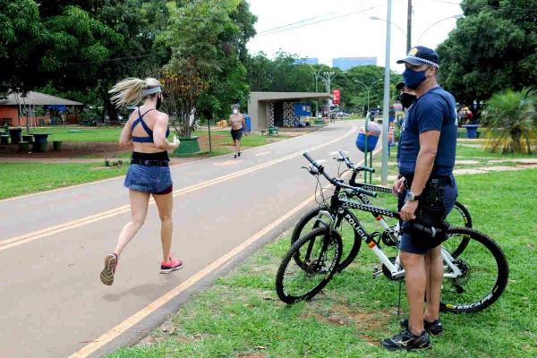 policias de bicicleta no parque da cidade