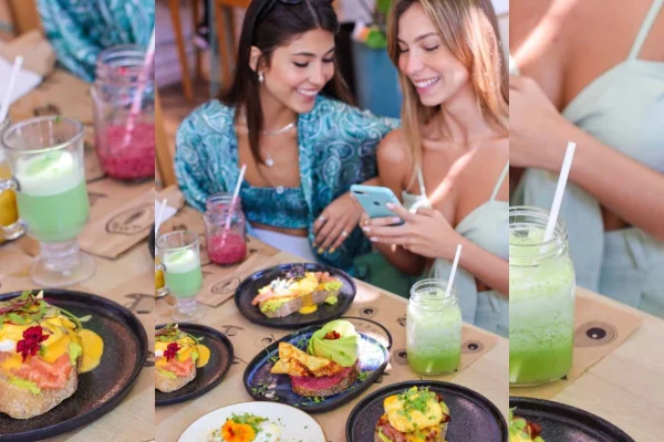 Duas mulheres jovens em restaurante