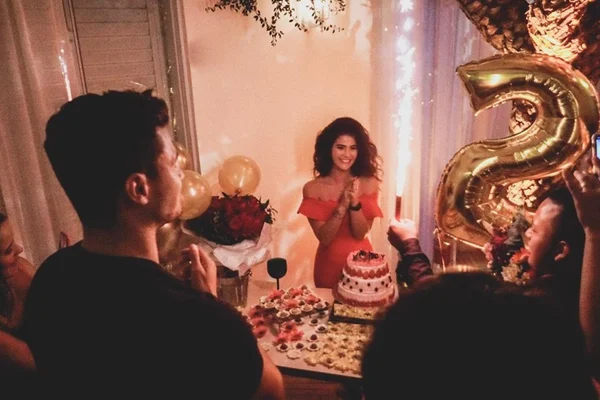Rodeada de amigos, Lígia Braga comemora o 26º aniversário no Vert Café