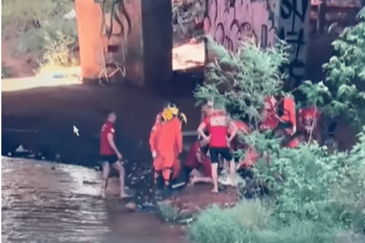 homem e filho, de 10 anos, caíram no Lago Paranoá após a motocicleta em que estavam bater na mureta de proteção da ponte, neste domingo (27/9) homem e filho, de 10 anos, caíram no Lago Paranoá após a motocicleta em que estavam bater na mureta de proteção da ponte, neste domingo (27/9)
