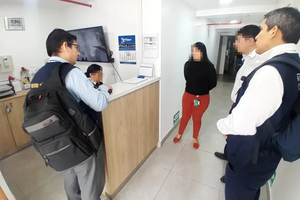Fiscais de saúde visitam clínica em que ocorreram duas das mortes por conta do soro fisiológico