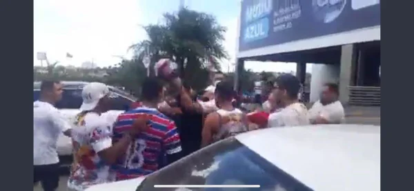 Vídeo: torcedor do Fortaleza tenta agredir Robson após desembarque