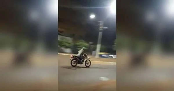 Motoentregador é flagrado empinando moto