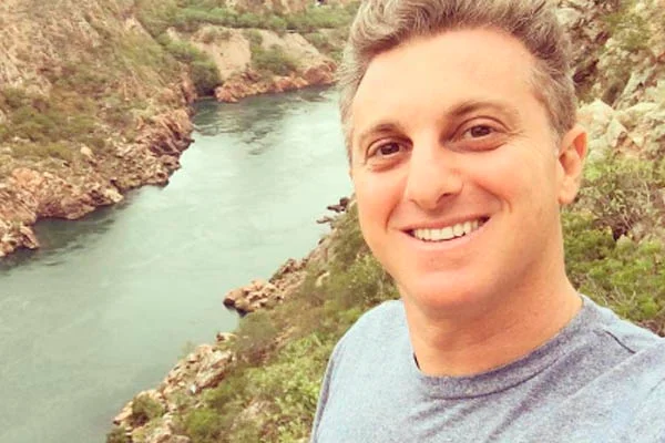 Luciano Huck diz que fatura de cartão de crédito é falsa