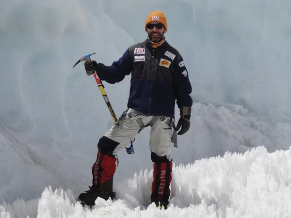 Foto colorida de Rodrigo Raineri praticando montanhismo - Metrópoles