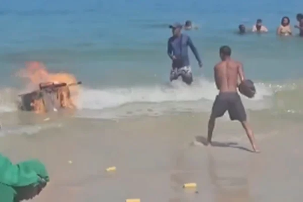 Imagem colorida de homem apanhando fogo de carrinho de milho