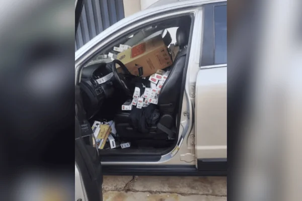 Contrabando: PM aborda carro e acha 15 mil maços de cigarro ilegais