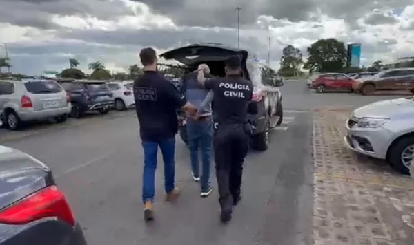 Três homens indo em direção a um carro - Metrópoles