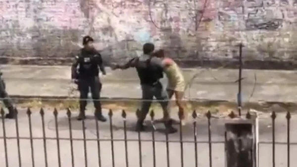 imagem colorida mulher agredida abordagem policial