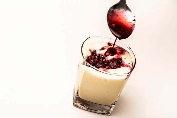 Aprenda receita de mousse de chocolate branco com calda de framboesa