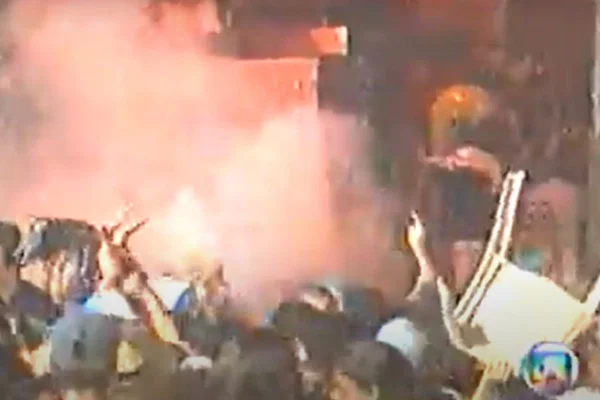 imagem colorida mostra bomba de gás sendo jogada no público da virada cultural - metrópoles