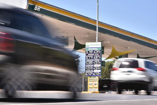 Gangorra: preço da gasolina chega a R$ 4,39 e assusta brasilienses