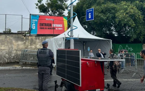 Imagem de estande em frente a portão do Autódromo de Interlagos - Metrópoles