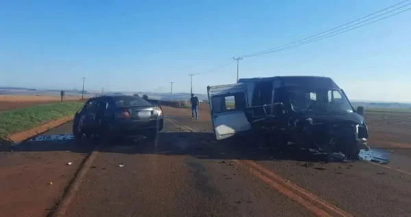 Acidente com van de dupla sertaneja deixa um morto no Paraná