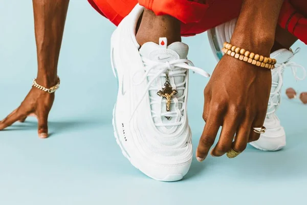 Jesus Shoes: tênis da Nike com água benta no solado esgotam em minutos