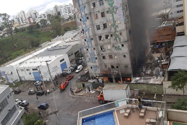 Idosos e bebês ficam presos em prédio tomado pelo fogo em BH