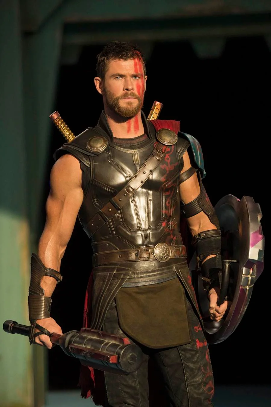 <b>Thor versão gladiador: as inspirações</b>. Taika Waititi já deixou bem claro em seus filmes mais conhecidos, "Rick Baker" (2016) e "O que Fazemos nas Sombras" (2014, disponível na Netflix), o quanto adora integrar a cultura pop à narrativa. O farol para o Thor mais desbocado e engraçado é o Jack Burton (Kurt Russell) do clássico "Os Aventureiros do Bairro Proibido" (1986), filme de John Carpenter em que um caminhoneiro enfrenta criaturas místicas em Chinatown. Em entrevistas, os atores abriram o jogo sobre outras referências, como a comédia de ação "Fuga à Meia-Noite" (1988) <b>Thor versão gladiador: as inspirações</b>. Taika Waititi já deixou bem claro em seus filmes mais conhecidos, "Rick Baker" (2016) e "O que Fazemos nas Sombras" (2014, disponível na Netflix), o quanto adora integrar a cultura pop à narrativa. O farol para o Thor mais desbocado e engraçado é o Jack Burton (Kurt Russell) do clássico "Os Aventureiros do Bairro Proibido" (1986), filme de John Carpenter em que um caminhoneiro enfrenta criaturas místicas em Chinatown. Em entrevistas, os atores abriram o jogo sobre outras referências, como a comédia de ação "Fuga à Meia-Noite" (1988)
