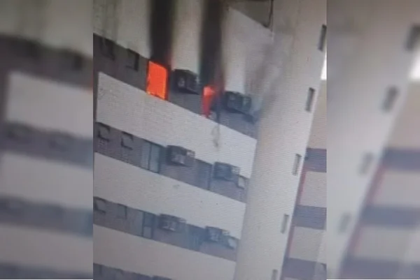 Imagem colorida do andar do prédio em chamas - Metrópoles