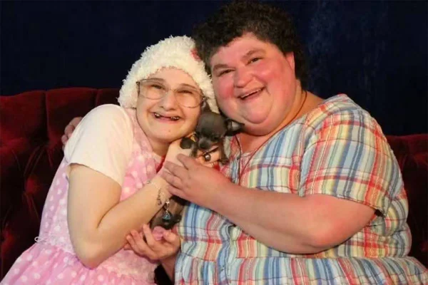 Gypsy Rose Blanchard e Dee Dee Blanchard em foto antiga, sorrindo e com cachorro na mão - Metrópoles
