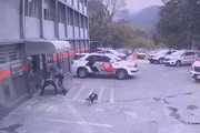 Homem ataca base da PM para provocar reação, em atitude descrita como suicide bay cop