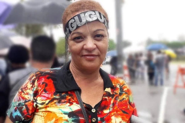 Ambulantes vendem fotos e faixas de Gugu por R$ 10 em velório