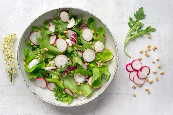 Prato de salada de rabanete