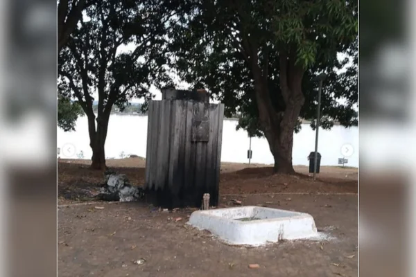estátua destruída