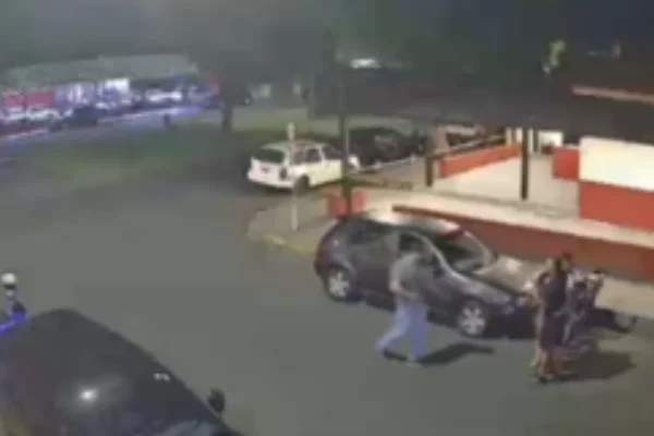 Imagem colorida de policial penal abordando homem que portava simulacro de arma de fogo - Metropoles