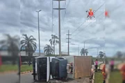 Caminhão tombou após o acidente Caminhão tombou após o acidente