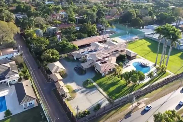 Mansão com piscina e campo de futebol