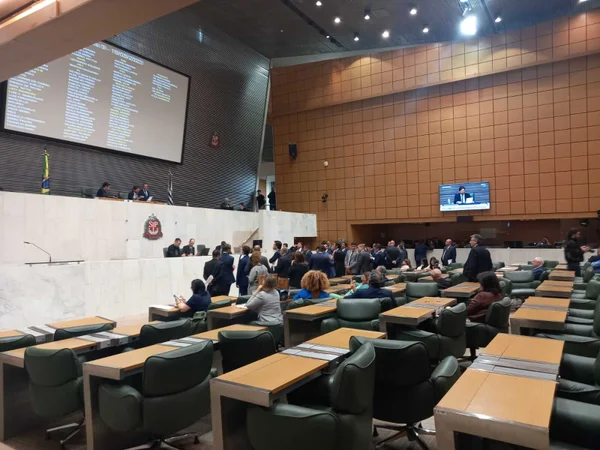 Oposição adia votação de reajuste salarial das polícias na Alesp