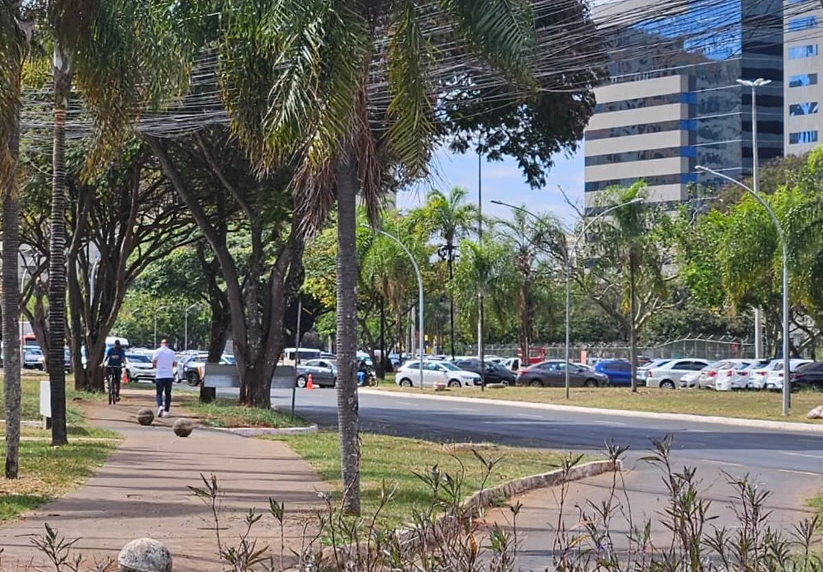 Via que dá acesso ao Parque da Cidade, próximo ao Setor de Rádio TV Sul, foi fechada Via que dá acesso ao Parque da Cidade, próximo ao Setor de Rádio TV Sul, foi fechada