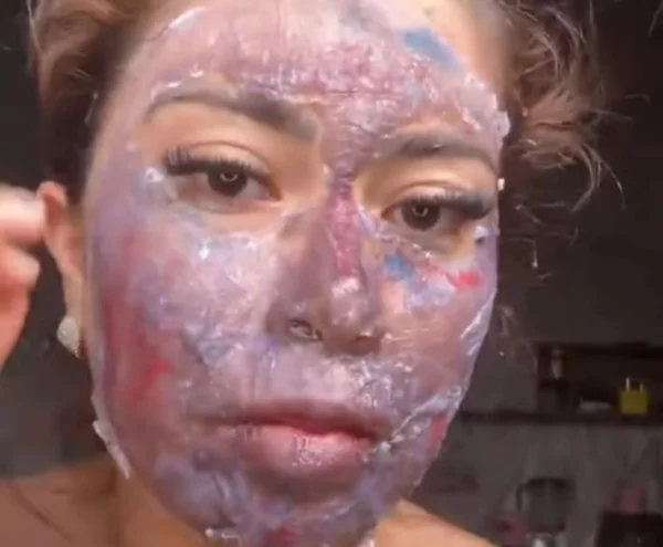Mulher usa máscara facial feita com cola e quase perde os cílios